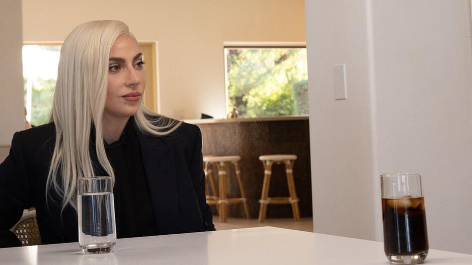 Lady Gaga nimmt in der neuen Netflix-Serie "What's Next" am Tisch mit Bill Gates Platz, um über ...