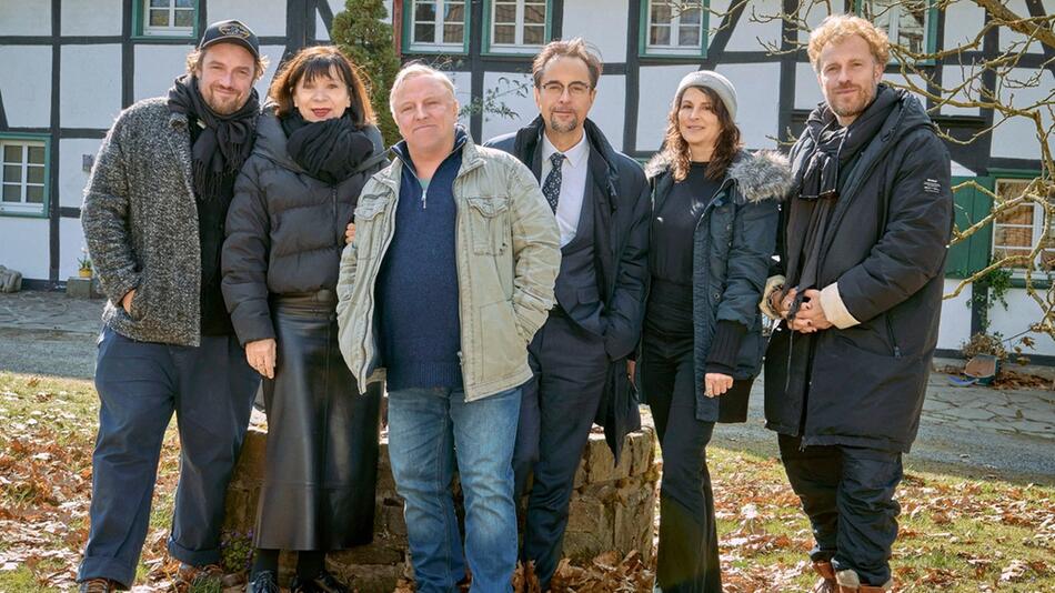 Drehstart für einen neuen Münster-"Tatort" mit Axel Prahl (3.v.l.) und Jan Josef Liefers (4.v.l.).