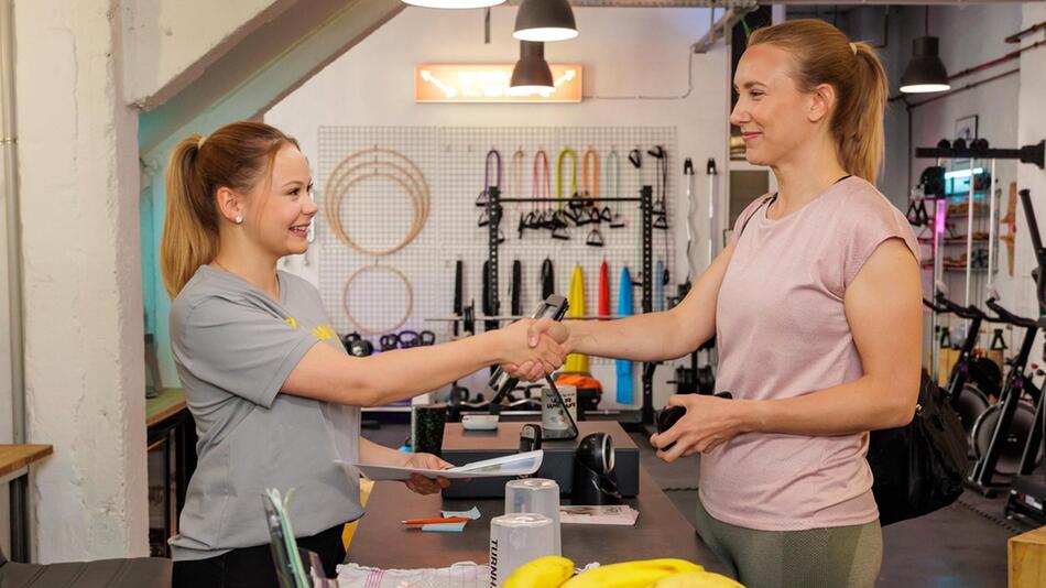 "Unter uns": Ronja (l.) ist hocherfreut, dass sie unverhofft zu einem kurzfristigen ...