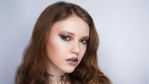 Auch ein rauchiges Violett auf Lidern und Lippen passt zum Trend.