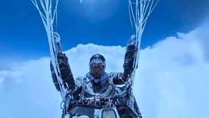 8.600 Meter hoch: Paraglider wird von Sturm mitgerissen