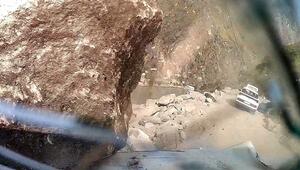 Horrormoment auf Bergstrasse: Riesiger Felsbrocken trifft Auto