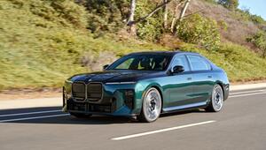 Der neue BMW i7 60 xDrive auf einer Strasse