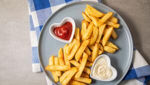 Pommes mit Ketchup und Mayonnaise auf einem Teller