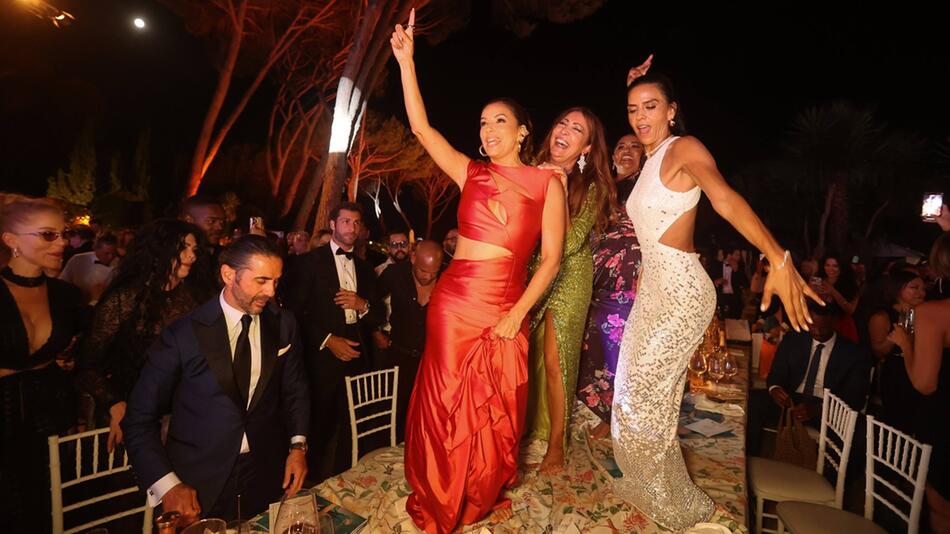 Eva Longoria feierte bei einer Gala in Marbella ausgelassen auf dem Tisch.