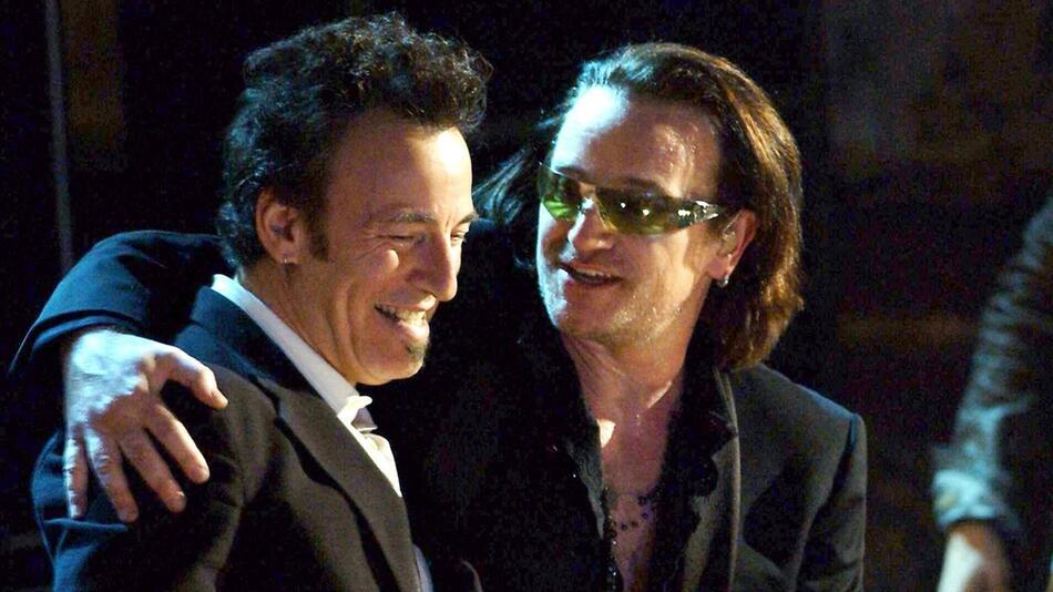 Bruce Springsteen und Bono bei einem Konzert im Jahr 2005.