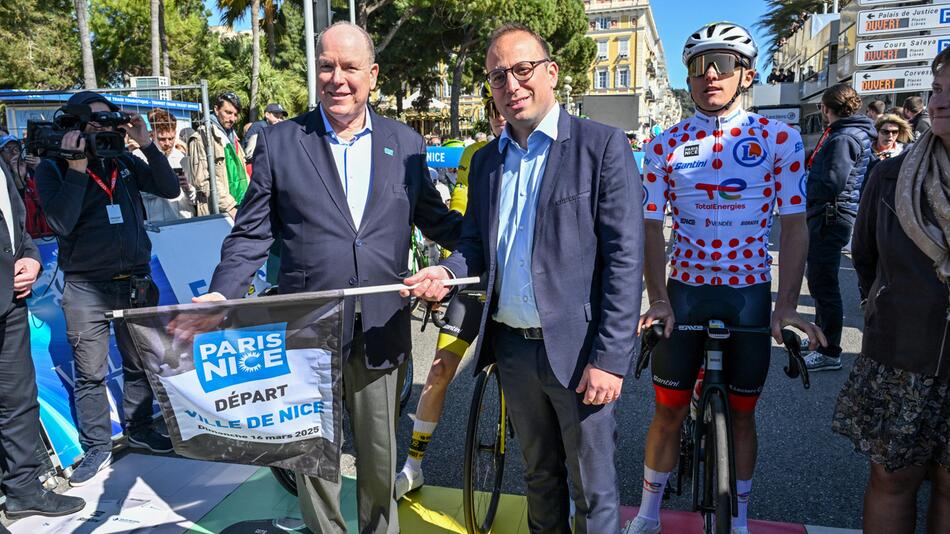 Fürst Albert II. am Start des Radrennens Paris-Nizza in Nizza.