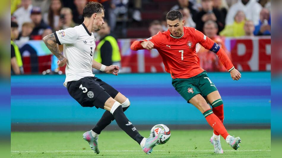 Robin Koch (l.) im Zweikampf mit Cristiano Ronaldo: Rund zehn Millionen Menschen schalteten im ...