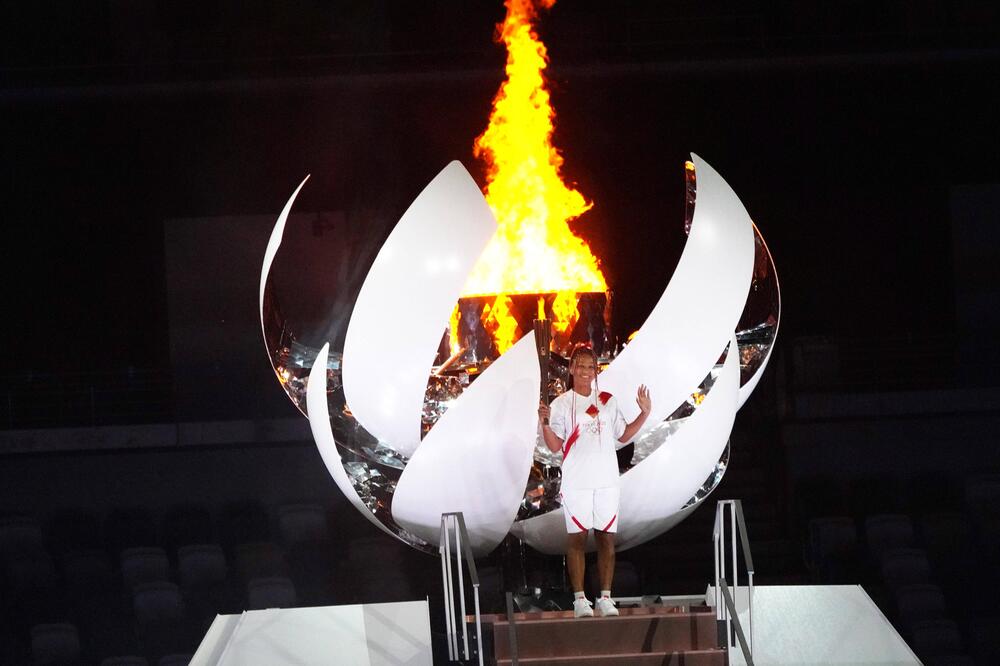 Naomi Osaka eröffnet die Olympischen Spiele von Tokio 2021 mit dem Olympischen Feuer.
