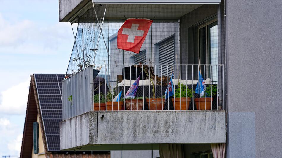 Symbolbild eines Balkons einer Wohnung mit Schweizer Flagge
