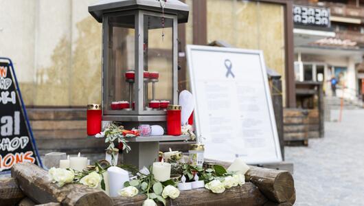 Kerzen erinnern nahe des Brandorts an die Verstorbenen