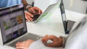 Teilnehmer eines Meetings arbeiten im Startup-Hub