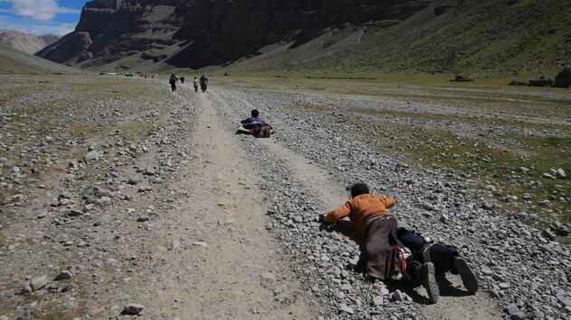 Tibetische Pilger umrunden den Berg Kailash
