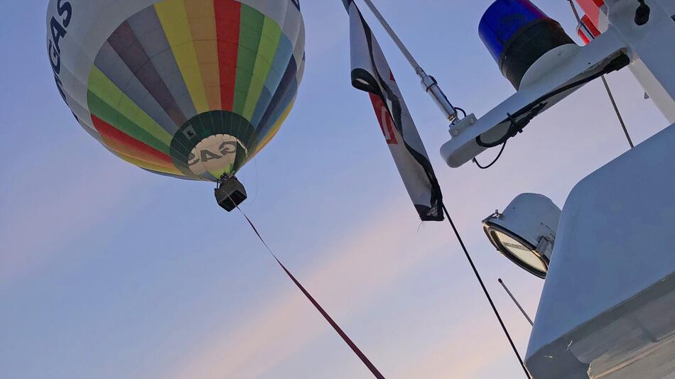 Seenotretter schleppen Heissluftballon nach Zinnowitz