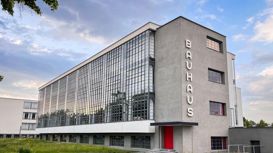 Bauhausgebäude mit weltbekanntem Schriftzug