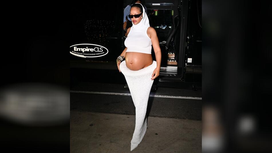 Rihanna zog mit diesem weissen Zweiteiler alle Blicke auf sich.