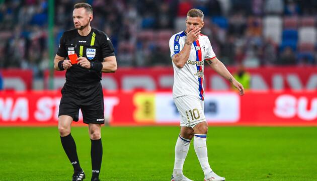 Lukas Podolski flog nach einer Tätlichkeit nach nur zwei Minuten vom Platz.