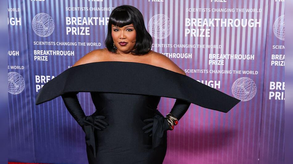 Lizzo bei einer Preisverleihung im April 2024 auf dem roten Teppich.