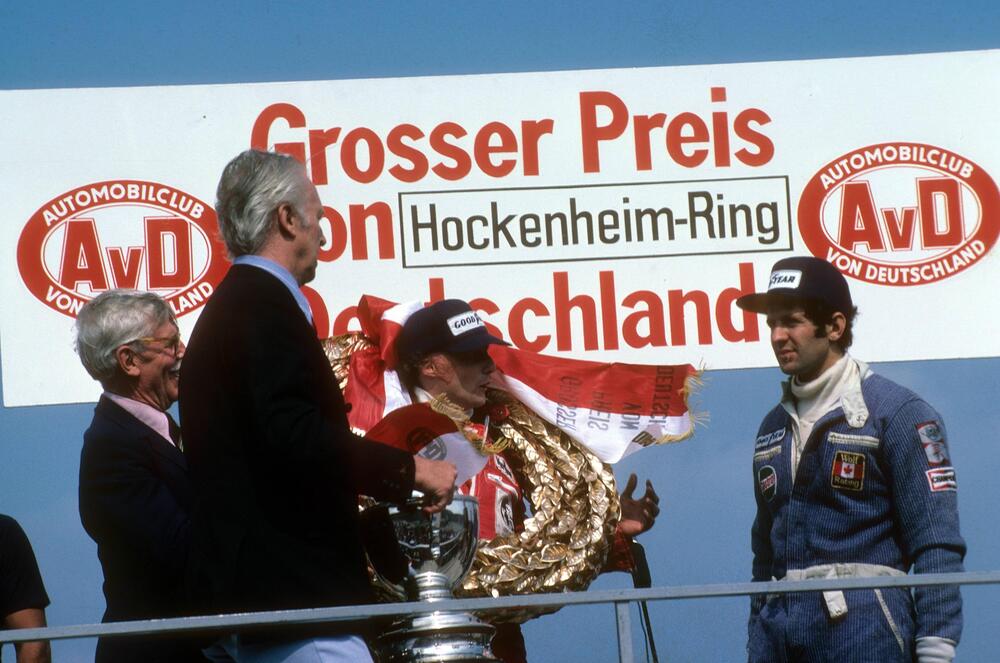 Niki Lauda (Mitte) und Jody Scheckter (rechts) 1977 am Hockenheimring.