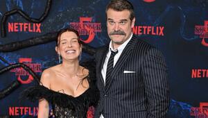 Nach dem innigen Auftritt hat Millie Bobby Brown den Mobbing-Gerüchten um David Harbour nun auch ...