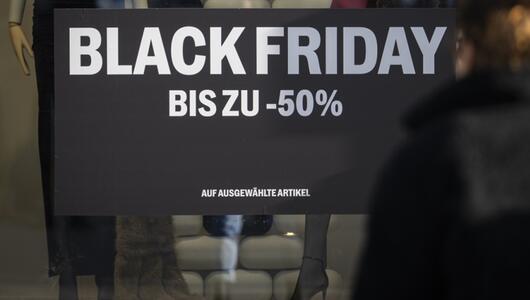 Schild mit der Aufschrift "Black Friday" an einer Fensterscheibe