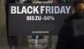 Schild mit der Aufschrift "Black Friday" an einer Fensterscheibe