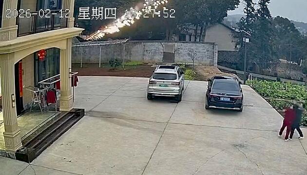 Fast-Katastrophe: Feuerwerkskörper fliegt direkt ins Wohnzimmer