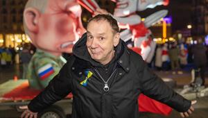 Künstler Jaques Tilly vor einem Karnevalswagen