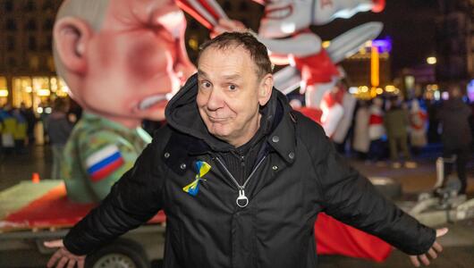 Künstler Jaques Tilly vor einem Karnevalswagen