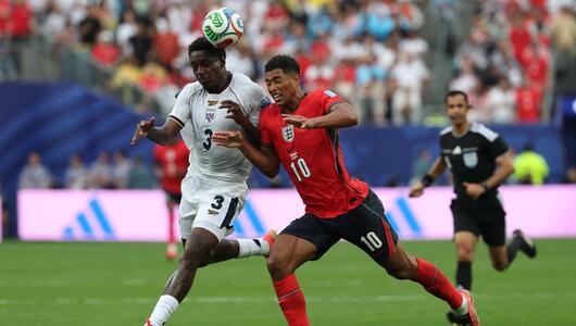 Jose Cordoba und Jude Bellingham kämpfen um den Ball.