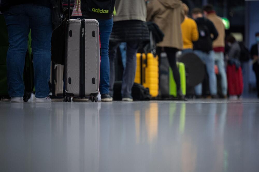 Passagiere warten auf ihren Flug nach New York