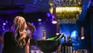 Champagner- und Weinflaschen in einer Bar