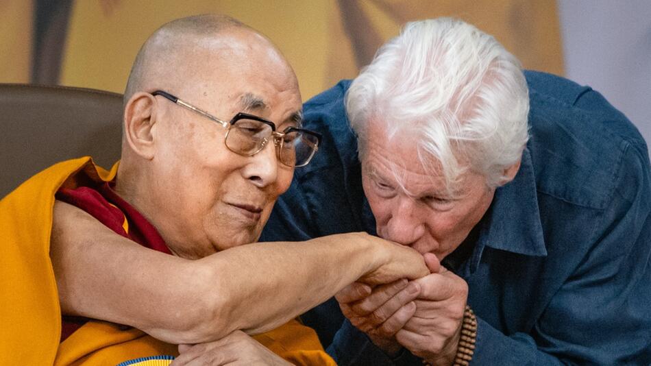 Mit einem Handkuss würdigt Richard Gere den nun 90 Jahre alten Dalai Lama (l.).