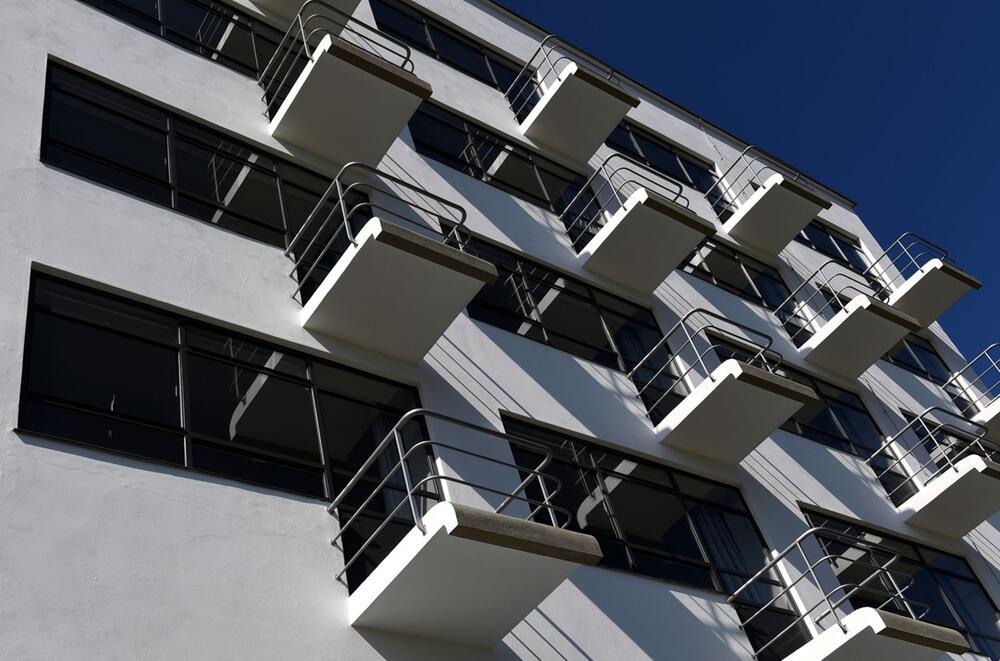 Freischwebende Balkone am Atelierhaus