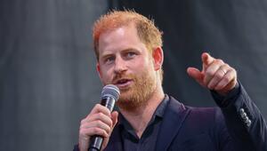 Prinz Harry hat bei einer Rede über die Royals gescherzt.