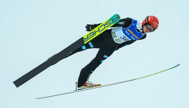 Karl Geiger bei seinem Sprung am Holmenkollen.