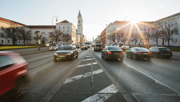 Leopoldstrasse in München, viel Verkehr