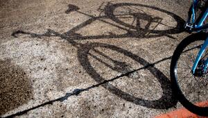Schatten eines Fahrrads auf dem Boden