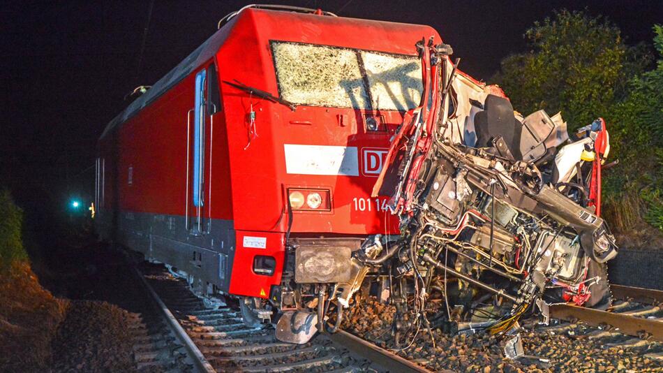 Lkw-Fahrer stirbt bei Zusammenstoss mit IC