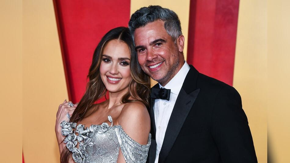 Total verliebt zeigten sich Jessica Alba und Cash Warren bei der Vanity-Fair-Oscar-Party am 10 ...