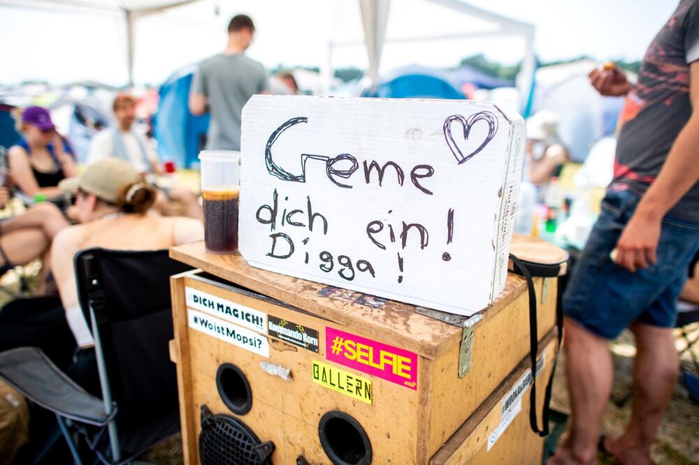 Aufschrift "Creme dich ein Digga" beim Hurricane Festival