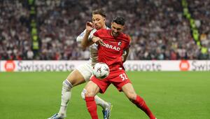 Vincenzo Grifo und Matty Cash kämpfen um den Ball.