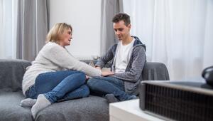 Eine Frau und ein Mann unterhalten sich auf dem Sofa