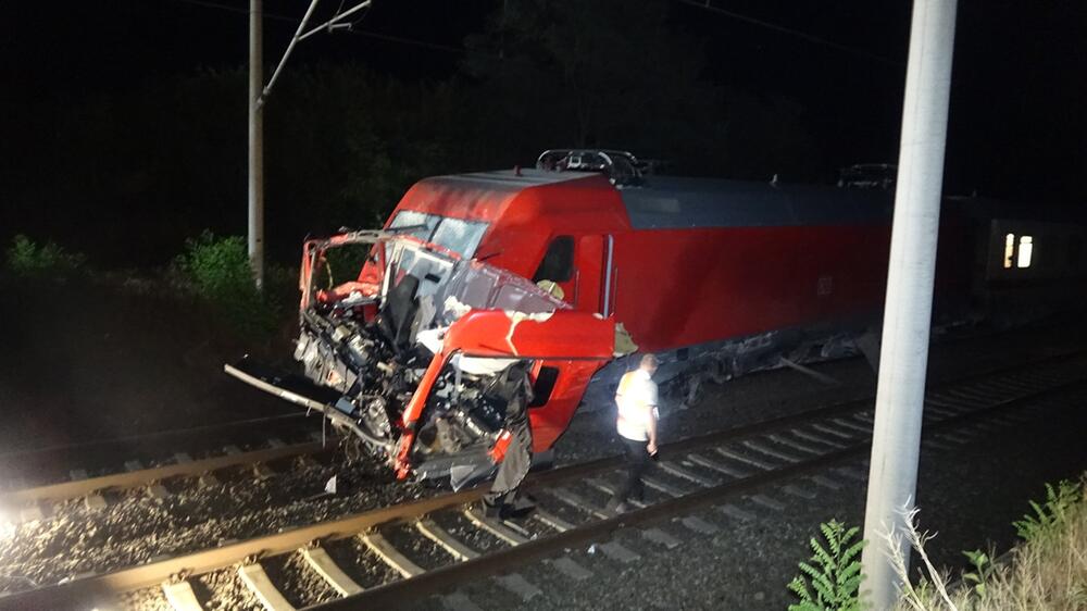 Lkw-Fahrer stirbt bei Zusammenstoss mit IC