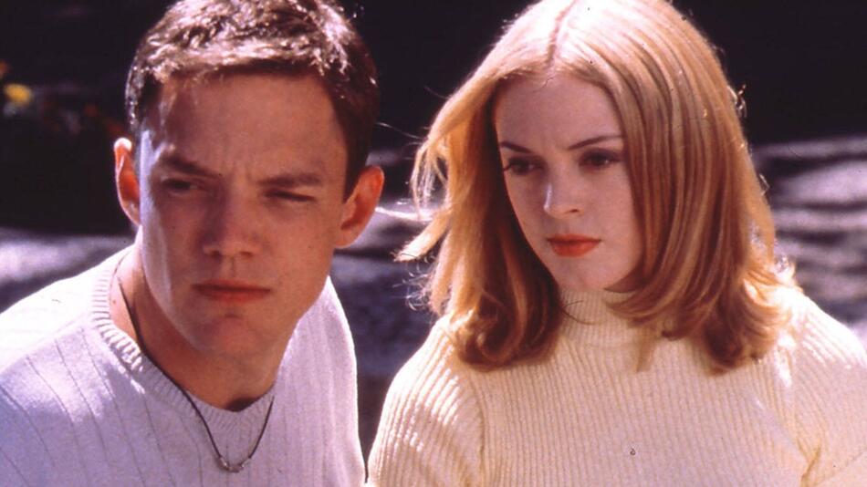 Matthew Lillard und Rose McGowan im Film "Scream - Schrei!" aus dem Jahr 1996.