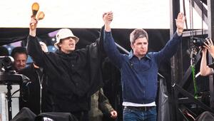 Liam und Noel Gallagher triumphierend auf der Bühne.