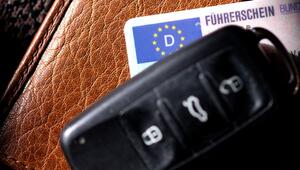 Autoschlüssel liegt auf einem Führerschein