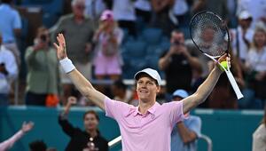 Jannik Sinner hebt Arme und Schläger.