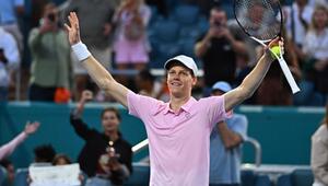 Jannik Sinner hebt Arme und Schläger.