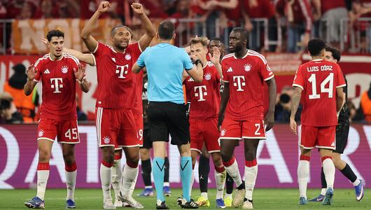 Die Bayern-Profis diskutieren mit Schiedsrichter Joao Pinheiro.